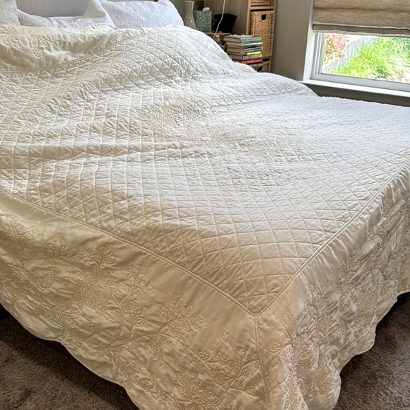 Martha Stewart Queen Cream Quilted Embroidered Coverlet And 2 Matching Shams - Picture 6 of 13